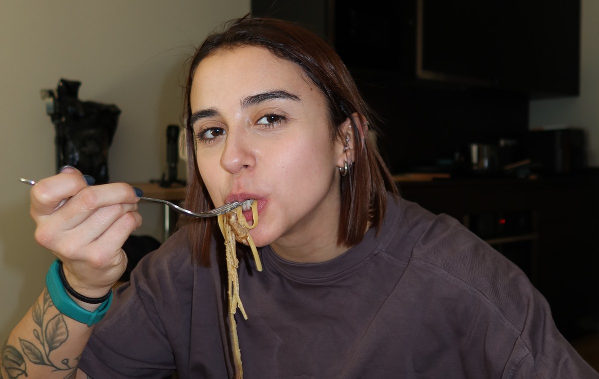 María comiendo un plato de pasta